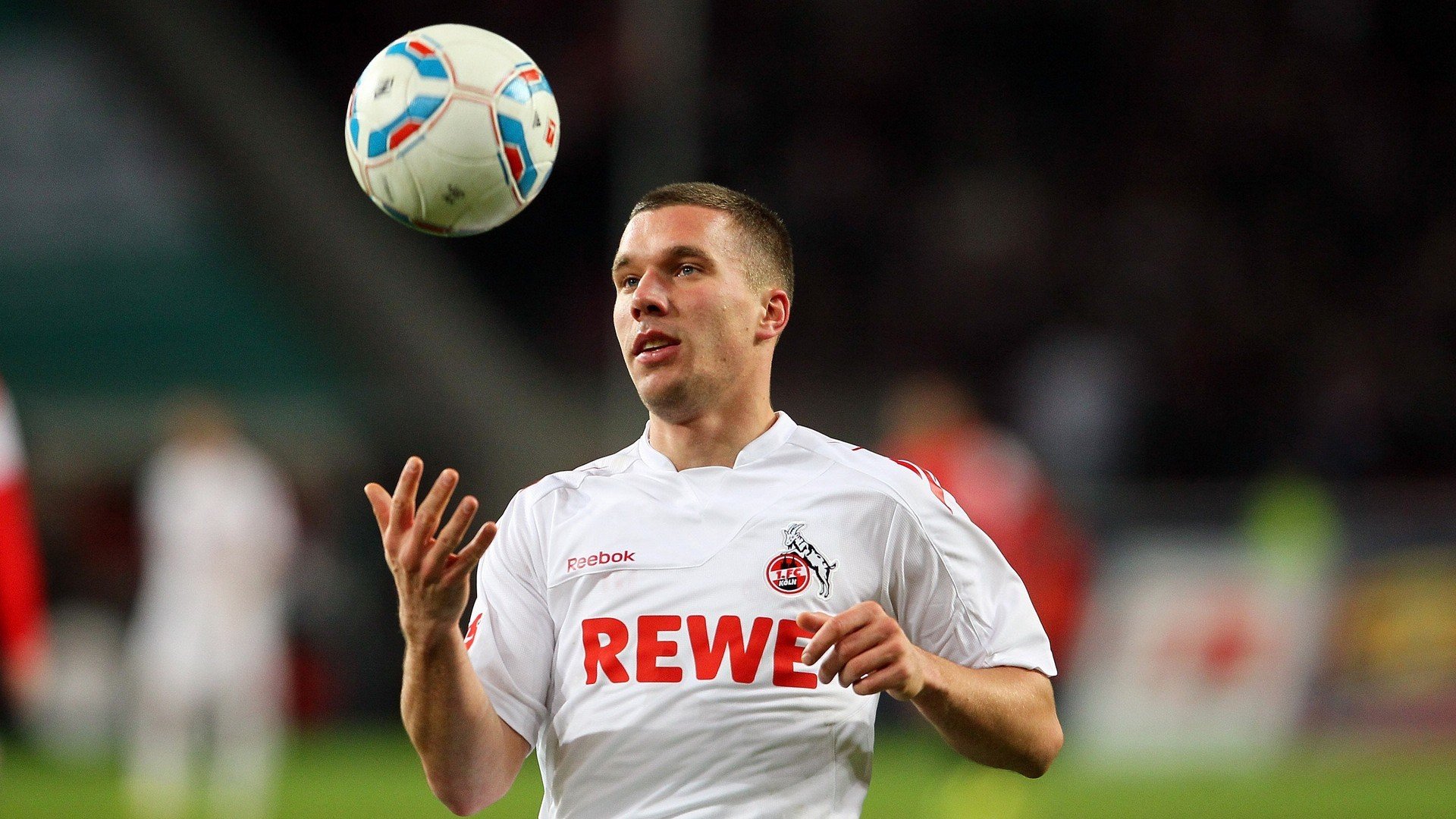 爱游戏体育APP下载-国际友谊赛表现不佳引发外界对备战状态的质疑，国际友谊赛比赛